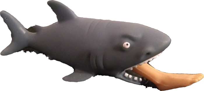 Plastik Hai Figur mit Menschfuß im Maul